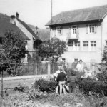 Von links sieht men einen Teil der ehemaligen Liegenschaft August Weber "Poscht-Guschti", die Schmitte und das ehemalige Restaurant Moser (Ryfenstein) und die Uhrenfarik Buser.