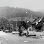 Dorfplatz 1960 mit dem 1856 gepflanzten Kastanienbaum, welcher 2009 aus Sicherheitsgr&uuml;nden gef&auml;llt wurde.