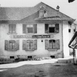 Links hinten die Uhrenfabrik Buser, dann das Restaurant Moser (Ryfenstein), rechts das Konsum, dazwischen das "Konsi-H&uuml;beli".